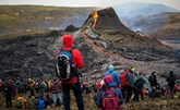 آلاف الزوار يترددون يوميا على موقع ثوران بركاني شهير في أيسلندا