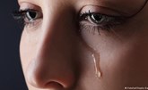 لماذا يبكي الإنسان؟ العلماء يحددون خمسة أسباب للدموع