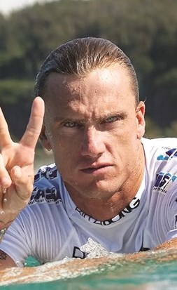 «وفاة بطل استراليا في ركوب الأمواج بلكمة»