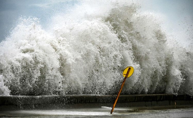 إيان يتحول شديد الخطورة على سواحل فلوريدا وينذر بـ عاصفة مميتة ورياح وأمطار كارثية