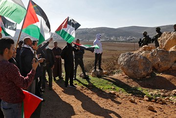 مقتل فلسطيني برصاص الاحتلال ومواجهات عنيفة في نابلس بالضفة الغربية