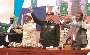 السودان: توقيع «اتفاق إطاري» يحدّ من دور الجيش.. والبرهان: «العسكر للثكنات»