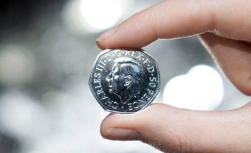 بريطانيا: بدء تداول عملات معدنية تحمل صورة الملك تشارلز الثالث