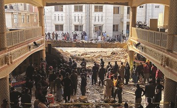 عشرات القتلى والمصابين في انفجار داخل مسجد بباكستان وسط إدانات واسعة