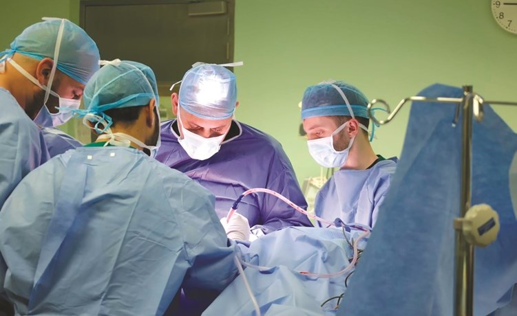 مستشفى جابر نجاح جراحة مزدوجة لتبديل مفصلي الحوض والركبة للمرة الأولى في الكويت