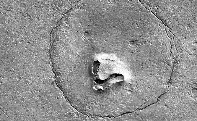 بالفيديو ناسا تنشر صورة لتكوين على المريخ يشبه رأس دب