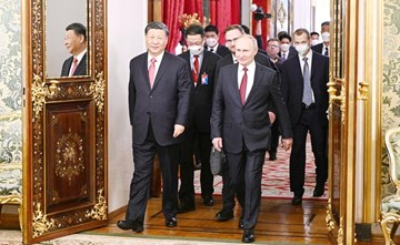 بوتين وجينبينغ لتعزيز العلاقة «الإستراتيجية».. وكيشيدا في كييف