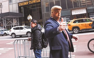 ترامب يشد عصب اليمين المتطرف في أول تجمع انتخابي و«إف.بي.آي» يحقق بالتهديد بقتل مدعي عام نيويورك