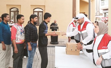 «الخليج» يواصل مبادراته الرمضانية بتوزيع وجبات الإفطار
