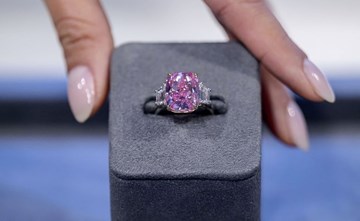 الماسة الوردية «إتيرنل پينك» بـ 35 مليون دولار