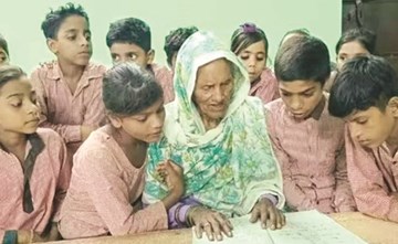 بعمر الـ 92.. هندية تحقق حلمها بتعلم القراءة والكتابة