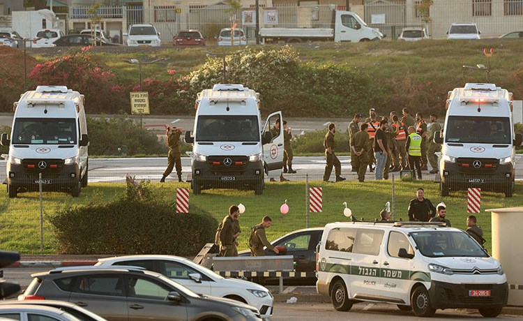 حماس تفرج عن 12 تايلنديا و13 إسرائيليا كدفعة أولى من صفقة تبادل الأسرى&nbsp;مع&nbsp;إسرائيل