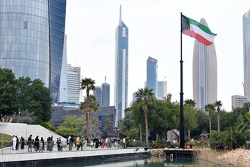 «حديقة الشهيد» تزهو بألوان علم الكويت بمناسبة الأعياد الوطنية