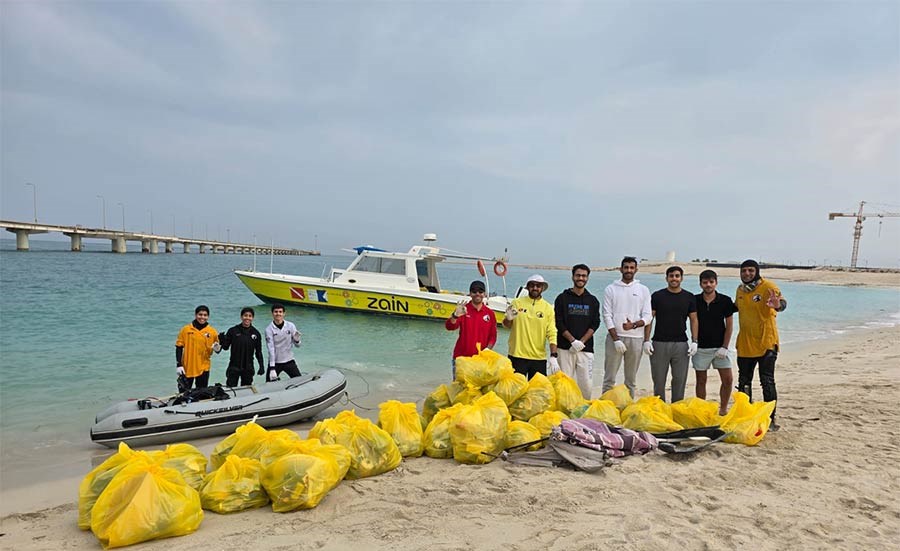 فريق الغوص رفع طن مخلفات بلاستيكية وأخشاب وشباك صيد من ساحل الزور