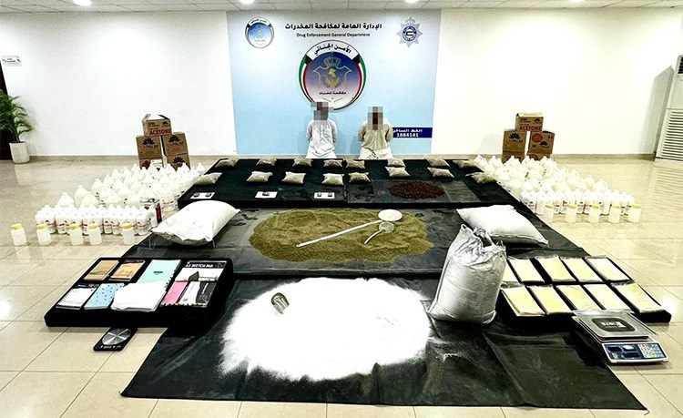 الداخلية مداهمة مخزن لتجهيز المخدرات يحتوي على نحو 77 كيلوغراما من المواد المخدرة و5 لترات من سائل الشبو و300 لتر من سائل الكيميكال