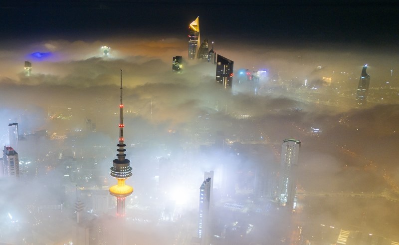 الضباب الكثيف يصنع مشاهد فريدة في سماء الكويت