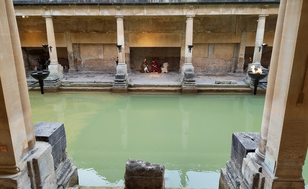 حمامات باث الرومانية تحفة هندسية قديمة تضم أشهر نبع طبيعي ساخن في إنجلترا