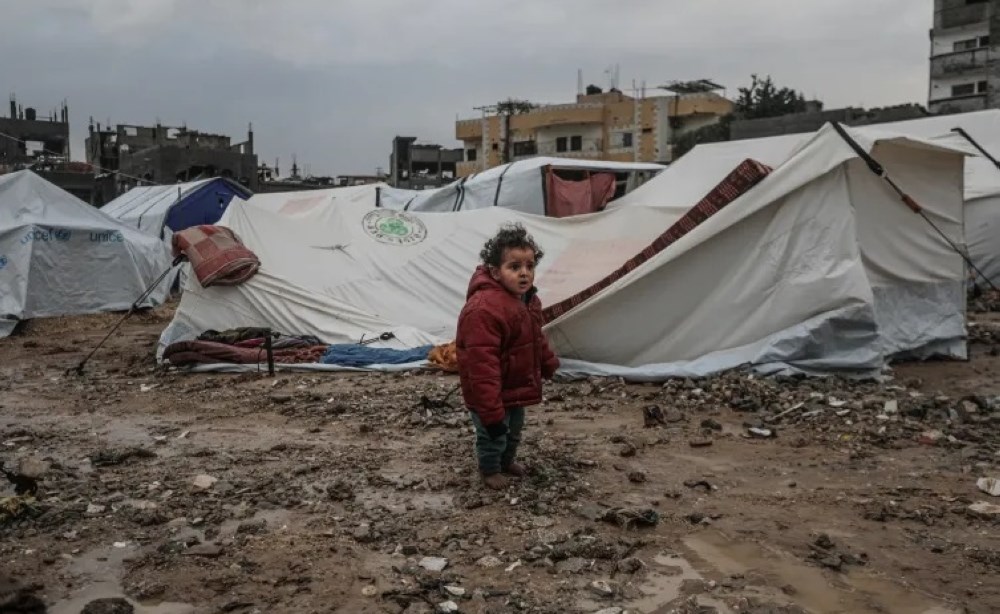 حماس توافق مبدئيا على قوة دولية في غزة والأمطار تدمر آلاف الخيام والمنازل في القطاع