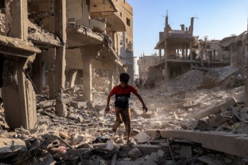 كارثة صحية وبيئية تهدد حياة النازحين في غزة بسبب تراكم النفايات