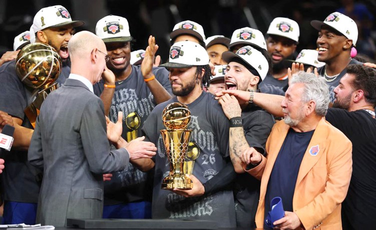كأس NBA تعود إلى نيويورك بعد 53 عاما واحتفالات صاخبة بالمدينة