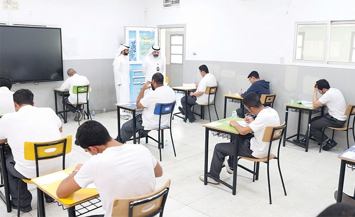 طلبة العلمي أدوا امتحان الفيزياء والأدبي الفلسفة وسط أجواء من الانضباط والالتزام