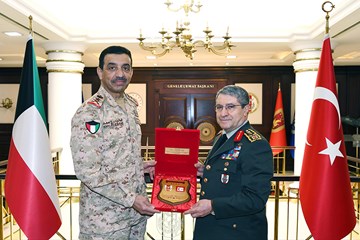 رئيس الأركان بحث ونظيره التركي علاقات التعاون العسكري والدفاعي وسبل تطويرها وتعزيزها