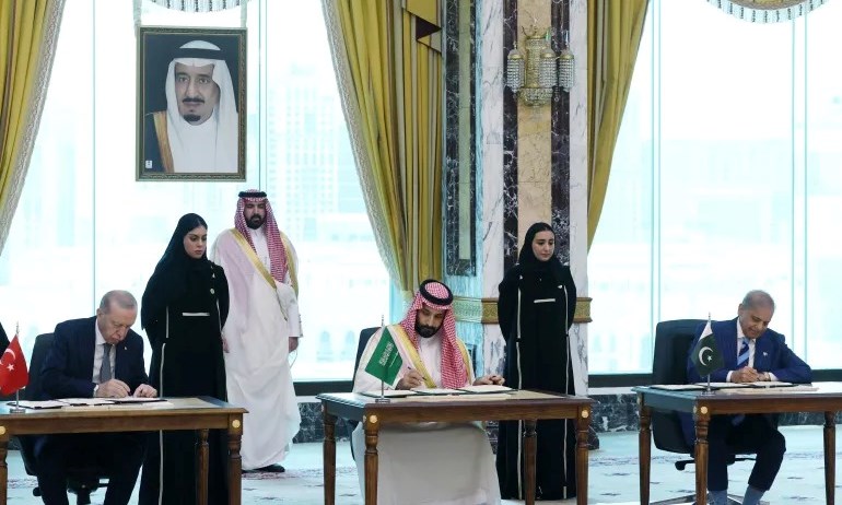 ولي العهد السعودي والرئيس التركي ورئيس وزراء باكستان يوقعون اتفاقية مكة للدفاع المشترك