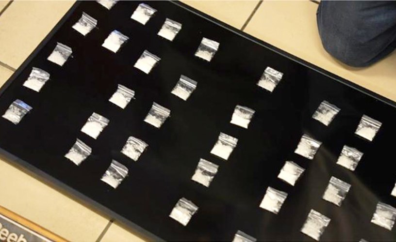 سقوط سوابق وآسيويين أثناء الحفر بـ 63 كيس مخدرات