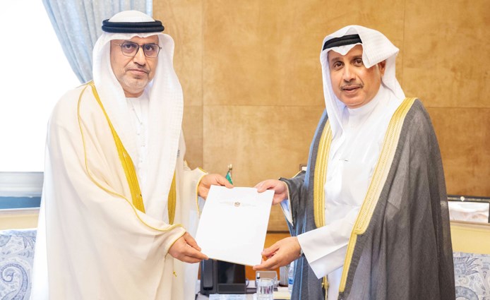 وزير الديوان الأميري تسلم دعوة لحضور سباق جائزة الاتحاد للطيران الكبرى للفورمولا 1 بأبوظبي في ديسمبر